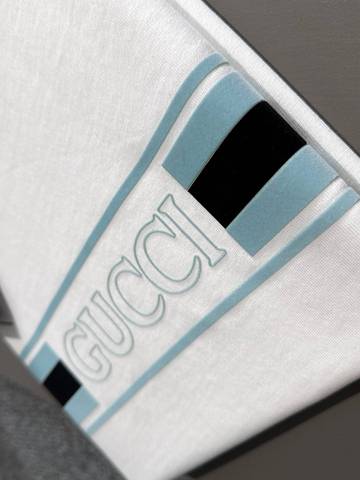 グッチ ロゴエンボスプリント刺繍半袖Tシャツ
