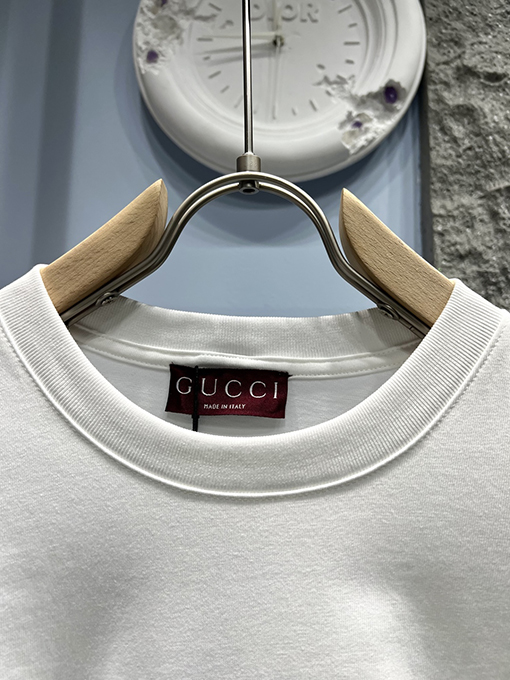 グッチ 新しい刺繍ロゴ半袖Tシャツ