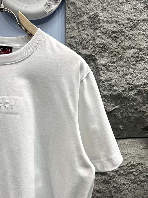 グッチ 新しい刺繍ロゴ半袖Tシャツ