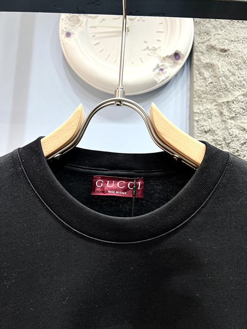 グッチ 新しい刺繍ロゴ半袖Tシャツ
