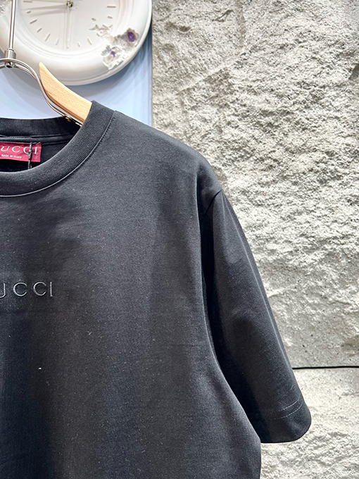 グッチ 新しい刺繍ロゴ半袖Tシャツ
