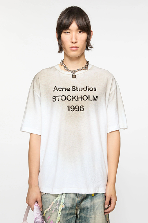 アクネストゥディオズAcne Studios Stockholm 1996のスタンプロゴTシャツ  リラックスユニセックスフィット 半袖 Tシャツ