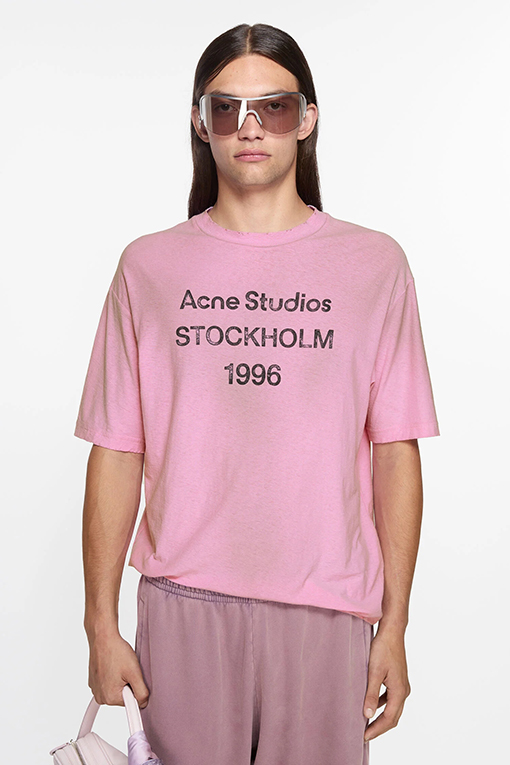 アクネストゥディオズAcne Studios Stockholm 1996のスタンプロゴTシャツ  リラックスユニセックスフィット 半袖 Tシャツ