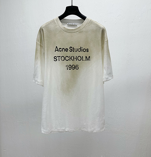 アクネストゥディオズAcne Studios Stockholm 1996のスタンプロゴTシャツ  リラックスユニセックスフィット 半袖 Tシャツ