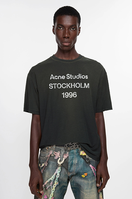 アクネストゥディオズAcne Studios Stockholm 1996のスタンプロゴTシャツ  リラックスユニセックスフィット 半袖 Tシャツ