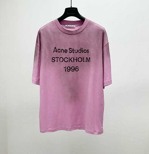 アクネストゥディオズAcne Studios Stockholm 1996のスタンプロゴTシャツ  リラックスユニセックスフィット 半袖 Tシャツ
