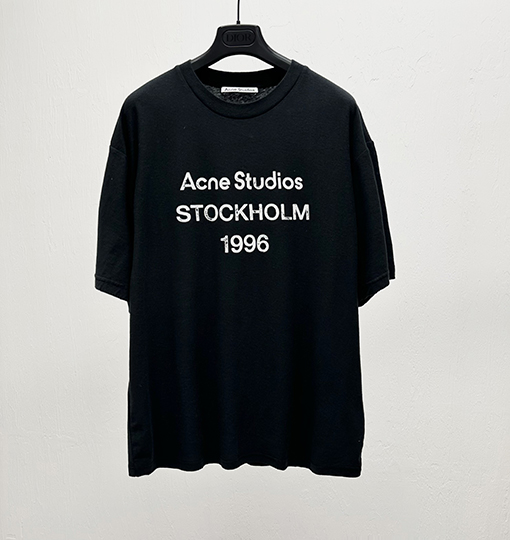 アクネストゥディオズAcne Studios Stockholm 1996のスタンプロゴTシャツ  リラックスユニセックスフィット 半袖 Tシャツ