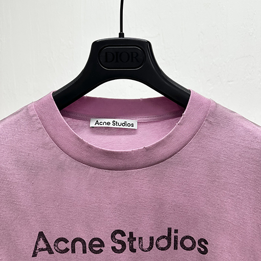 アクネストゥディオズAcne Studios Stockholm 1996のスタンプロゴTシャツ  リラックスユニセックスフィット 半袖 Tシャツ