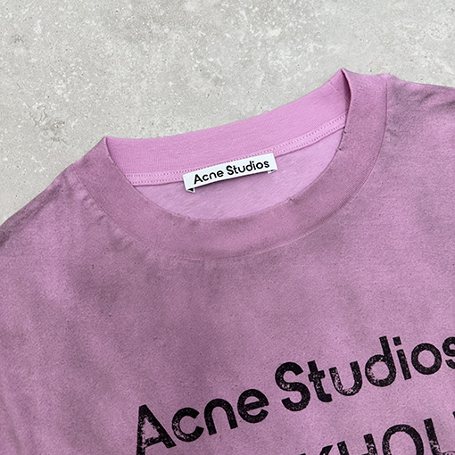 アクネストゥディオズAcne Studios Stockholm 1996のスタンプロゴTシャツ  リラックスユニセックスフィット 半袖 Tシャツ