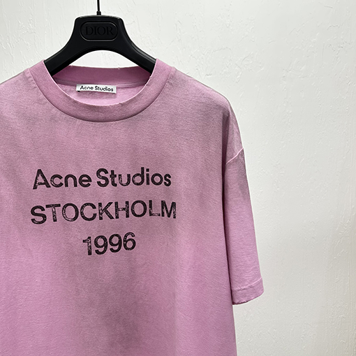 アクネストゥディオズAcne Studios Stockholm 1996のスタンプロゴTシャツ  リラックスユニセックスフィット 半袖 Tシャツ