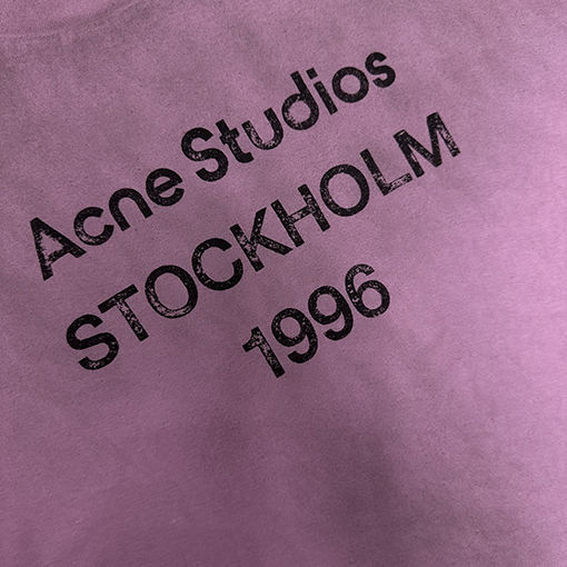 アクネストゥディオズAcne Studios Stockholm 1996のスタンプロゴTシャツ  リラックスユニセックスフィット 半袖 Tシャツ