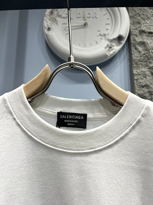 バレンシアガ 新しいスタッキングアルファベット半袖Tシャツ