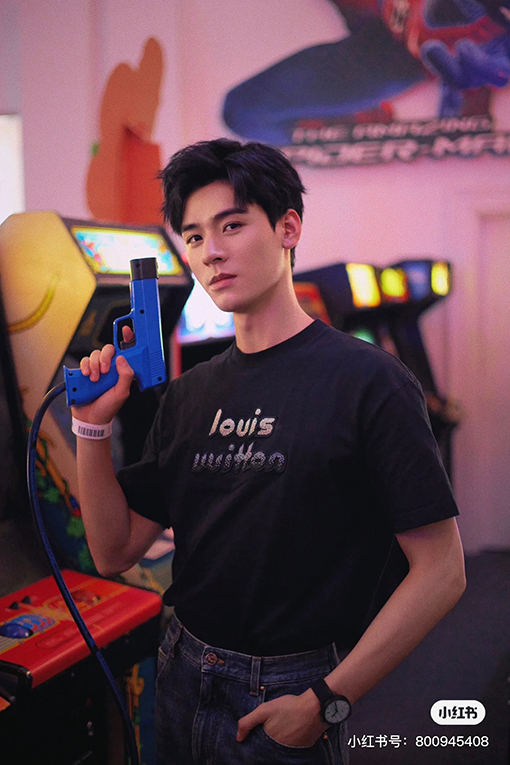 ルイヴィトンスーパーコピー新しいチェーンプリント半袖Tシャツ