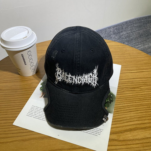 バレンシアガ刺繍ベースボール帽