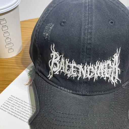 バレンシアガ刺繍ベースボール帽