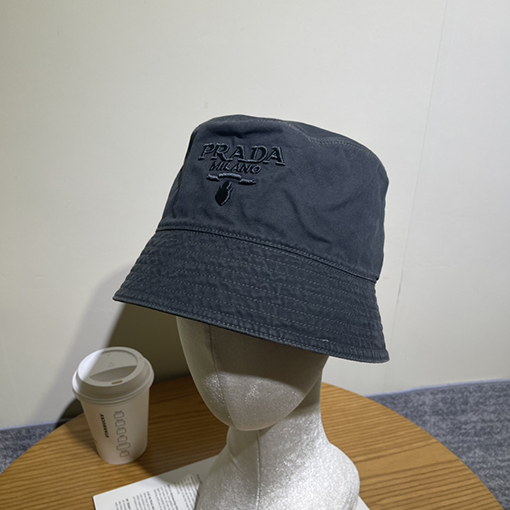 プラダ刺繍バケツウォッシュフィッシャーマンハット