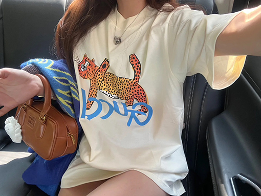 グッチコピーパンサープリントのベージュ半袖Tシャツ