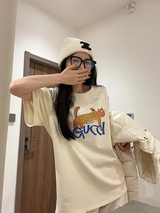 グッチコピーパンサープリントのベージュ半袖Tシャツ