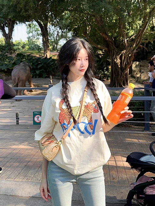 グッチコピーパンサープリントのベージュ半袖Tシャツ