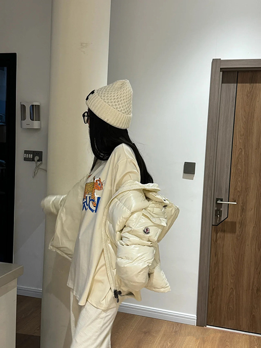 グッチコピーパンサープリントのベージュ半袖Tシャツ