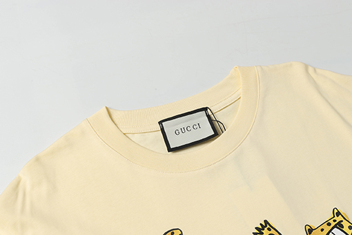 グッチコピーパンサープリントのベージュ半袖Tシャツ