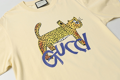 グッチコピーパンサープリントのベージュ半袖Tシャツ