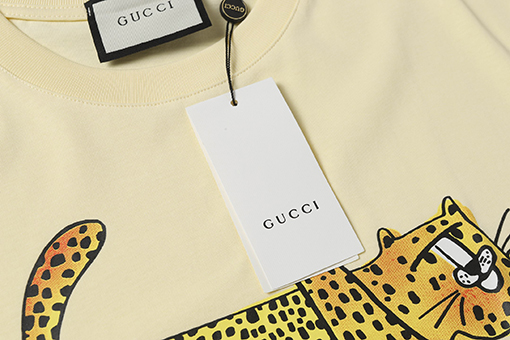 グッチコピーパンサープリントのベージュ半袖Tシャツ