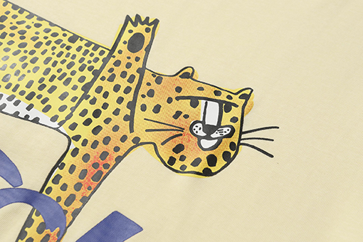 グッチコピーパンサープリントのベージュ半袖Tシャツ