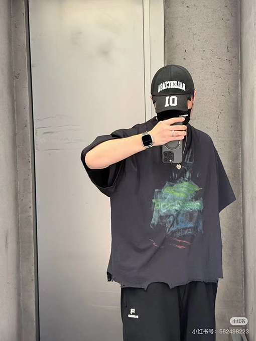 バレンシアガ新しい半袖Tシャツ