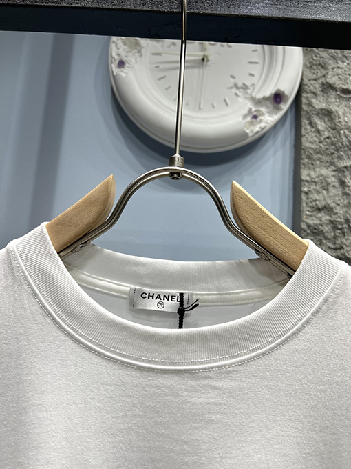 シャネルコピー新しい手描きロゴ半袖Tシャツ