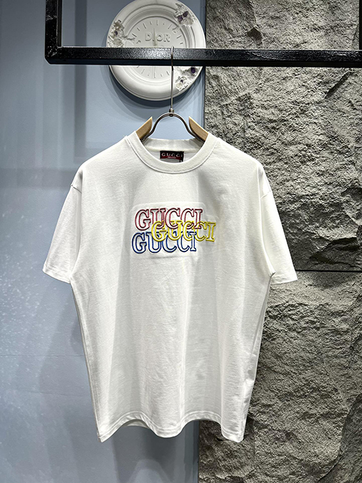 グッチスーパーコピー新しい虹の刺繍文字半袖Tシャツ