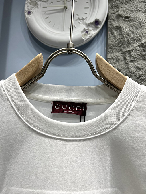 グッチスーパーコピー新しい虹の刺繍文字半袖Tシャツ