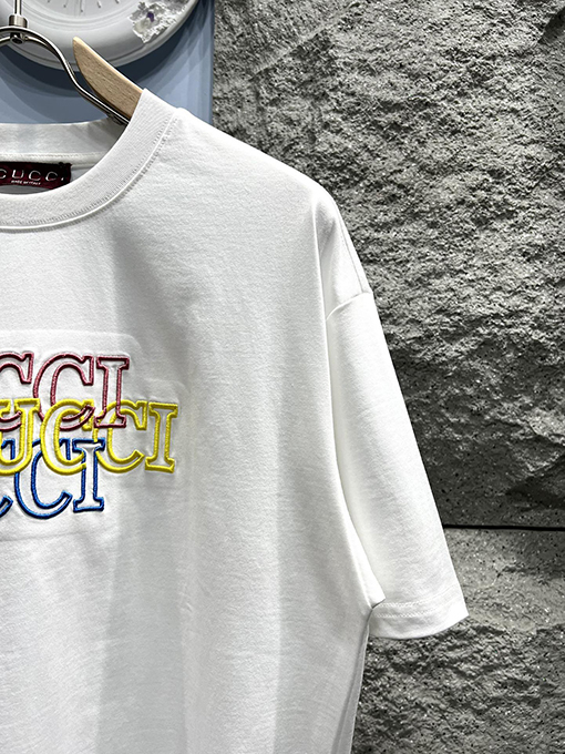 グッチスーパーコピー新しい虹の刺繍文字半袖Tシャツ