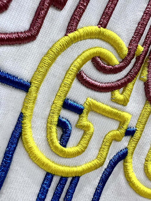 グッチスーパーコピー新しい虹の刺繍文字半袖Tシャツ