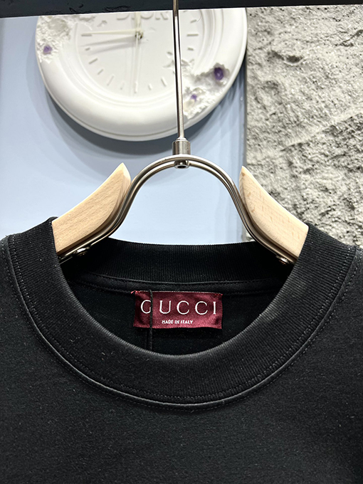 グッチスーパーコピー新しい虹の刺繍文字半袖Tシャツ