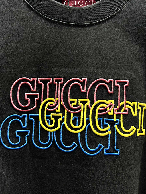 グッチスーパーコピー新しい虹の刺繍文字半袖Tシャツ