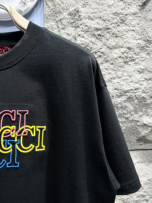 グッチスーパーコピー新しい虹の刺繍文字半袖Tシャツ
