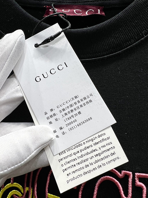 グッチスーパーコピー新しい虹の刺繍文字半袖Tシャツ