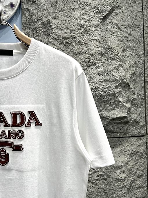 プラダ新しいレザーの半袖Tシャツ