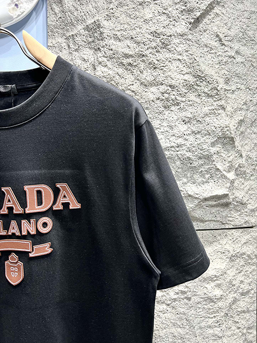プラダ新しいレザーの半袖Tシャツ