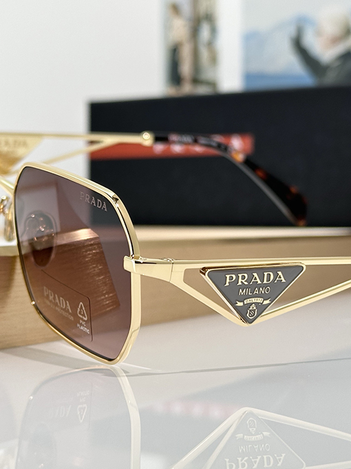 プラダ クラシック三角バッジ眼鏡MODEL：PRA51S