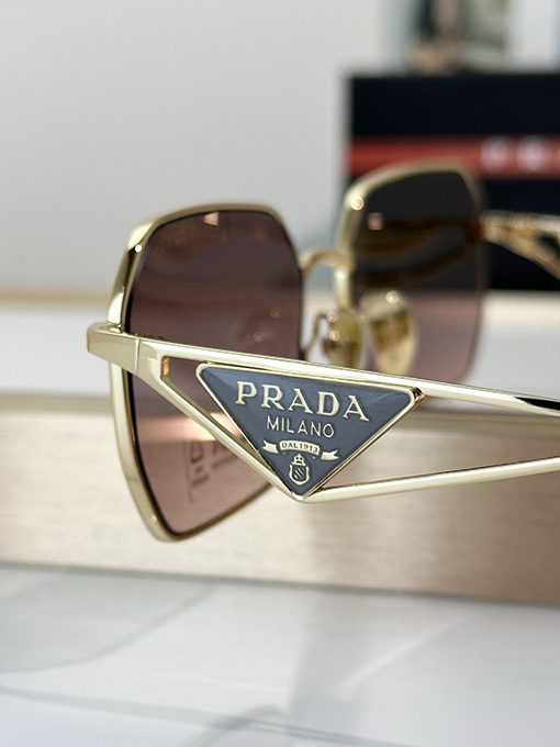 プラダ クラシック三角バッジ眼鏡MODEL：PRA51S
