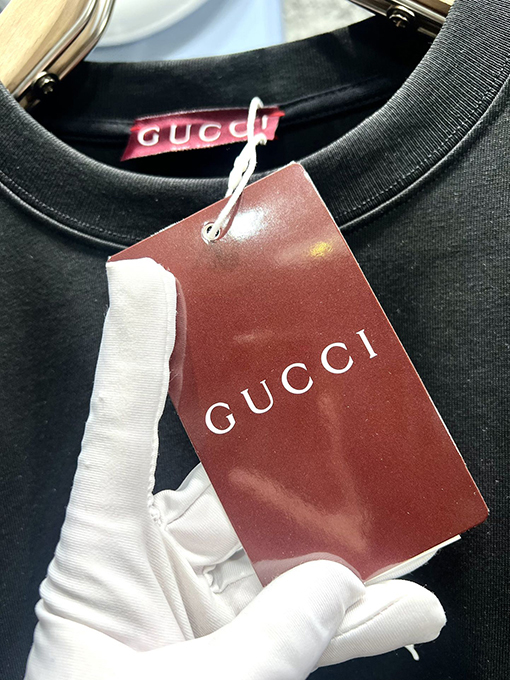 グッチプリントサイン入り半袖Tシャツ
