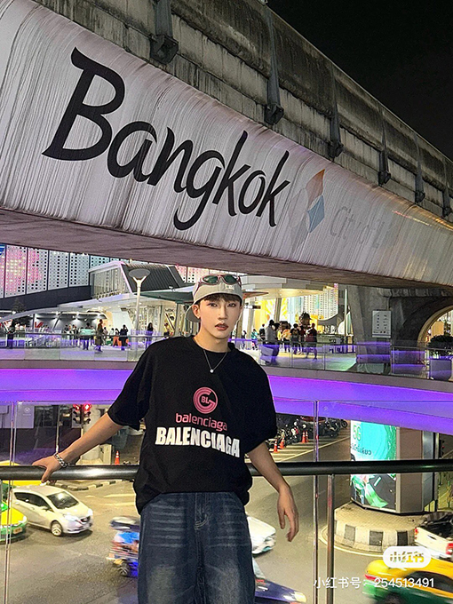 バレンシアガ新しい厚板アルファベットTシャツ