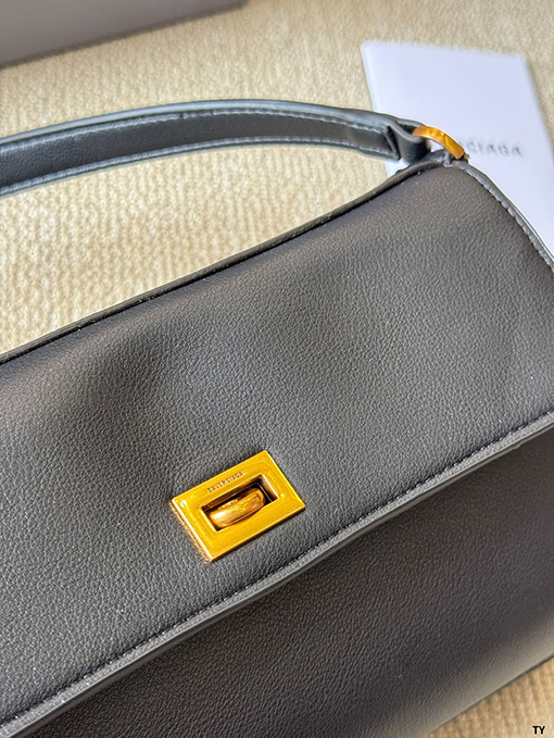 バレンシアガBalenciaga share 新しいRodeoNanoショルダーバッグ