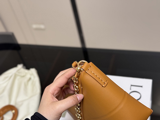 ロエベレディースhoboショルダーバッグ