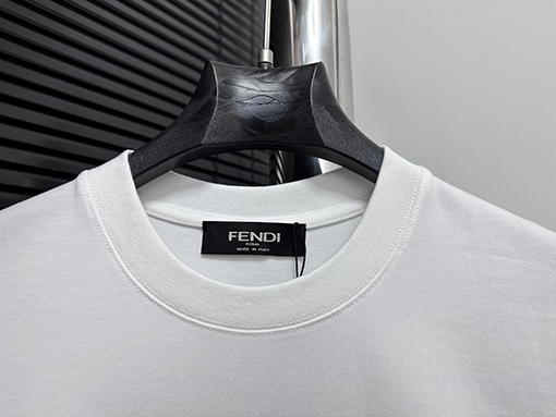フェンディ25ss立体プレスラウンドネックTシャツ
