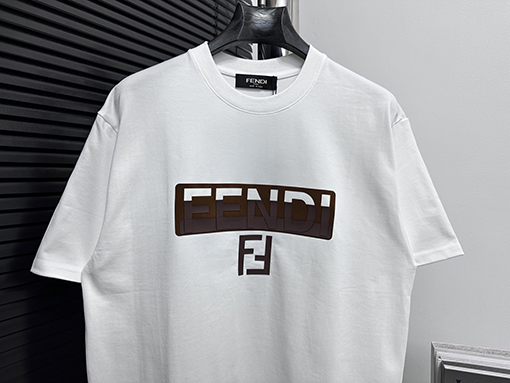 フェンディ25ss立体プレスラウンドネックTシャツ