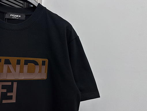 フェンディ25ss立体プレスラウンドネックTシャツ