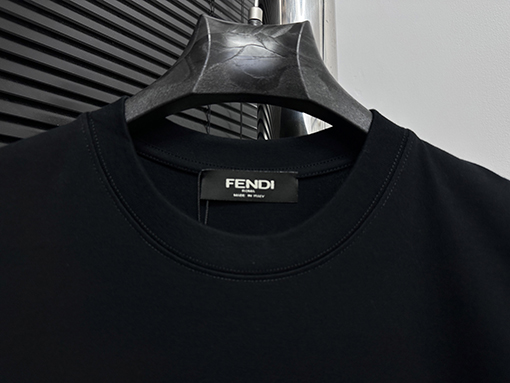 フェンディ25ss立体プレスラウンドネックTシャツ